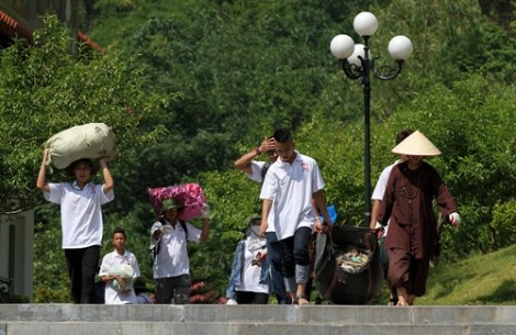 Các tình nguyện viên, chư Ni, Phật tử tham gia nhặt rác tại Tây Thiên, Vĩnh Phúc. Ảnh: Đỗ Huyền